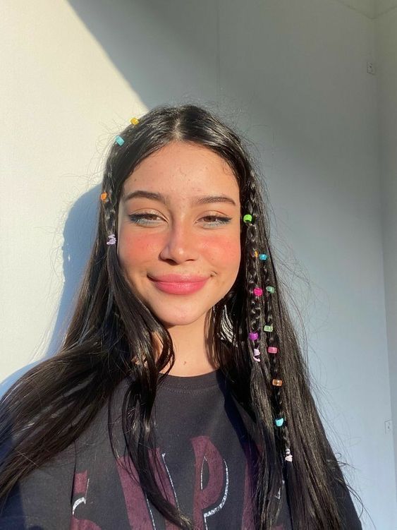 Mulher branca com trancinhas na franja