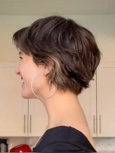 Mulher branca com corte de cabelo liso e bixie