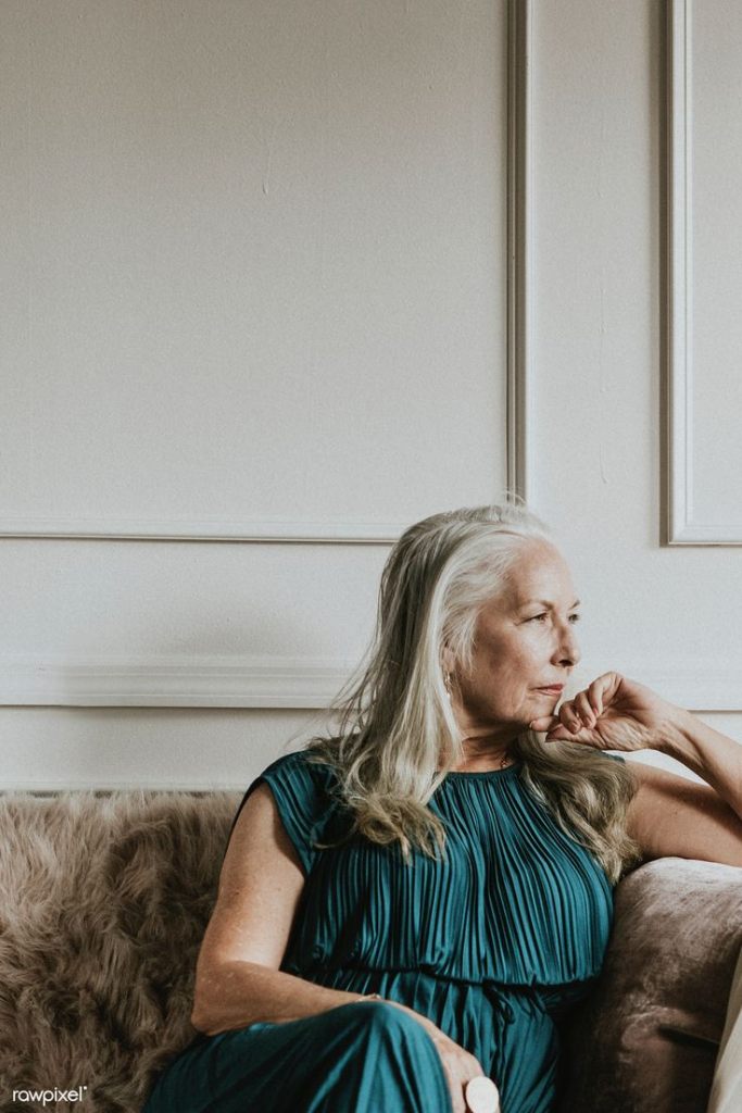 Mulher branca, de 50 anos, com cabelo longo