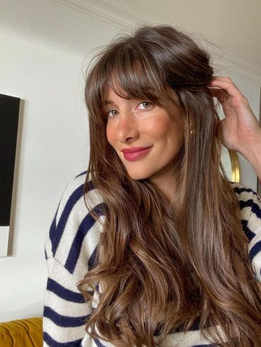 Cabelo longo com franja no estilo Bardot