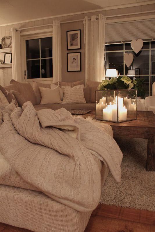 Sala em cores neutras com sofá e manta