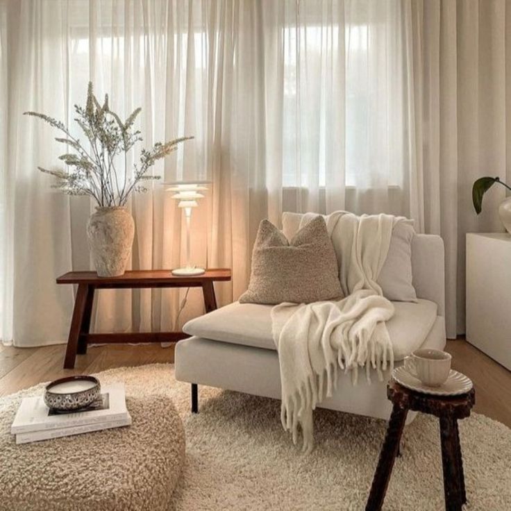 Sala em cores neutras com manta no sofá