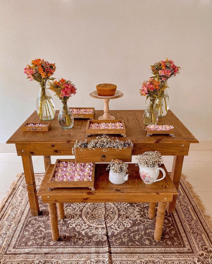 Mesa de madeira com doces e flores