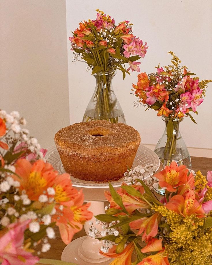 Mesa com flores e bolo