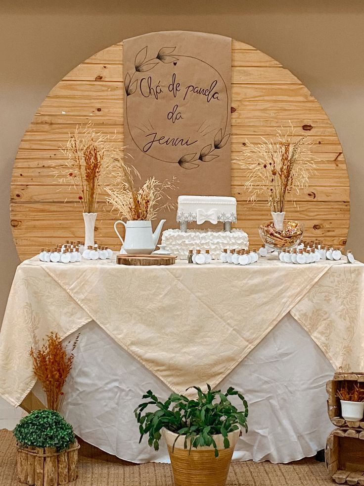 Mesa decorada com painel de madeira atrás
