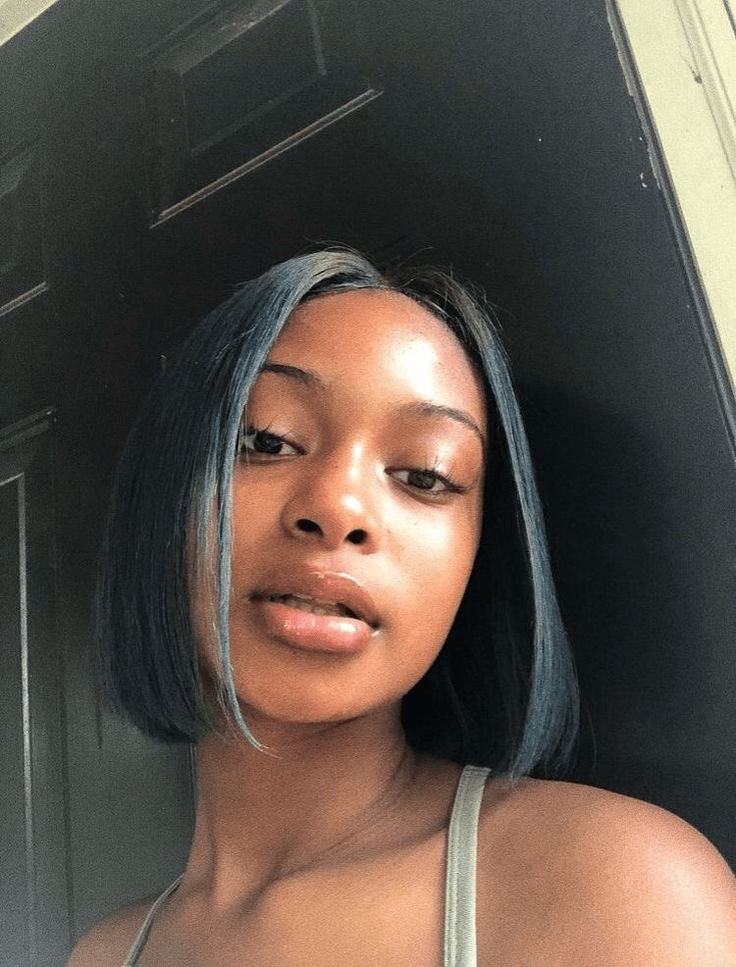 Mulher negra com corte de cabelo chanel reto e preto