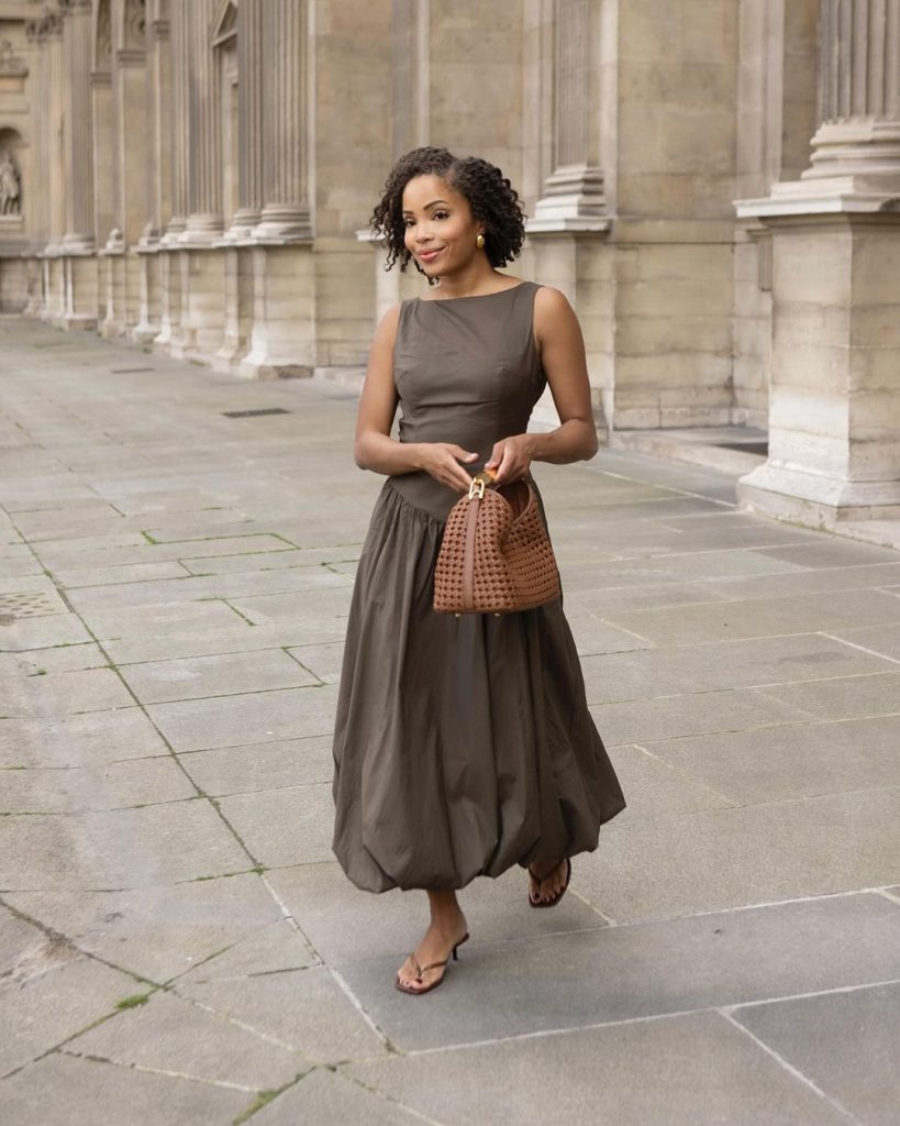 Ellie Delphine usando vestido de alfaiataria em balonê, bolsa caramelo e chinelo kitten heels