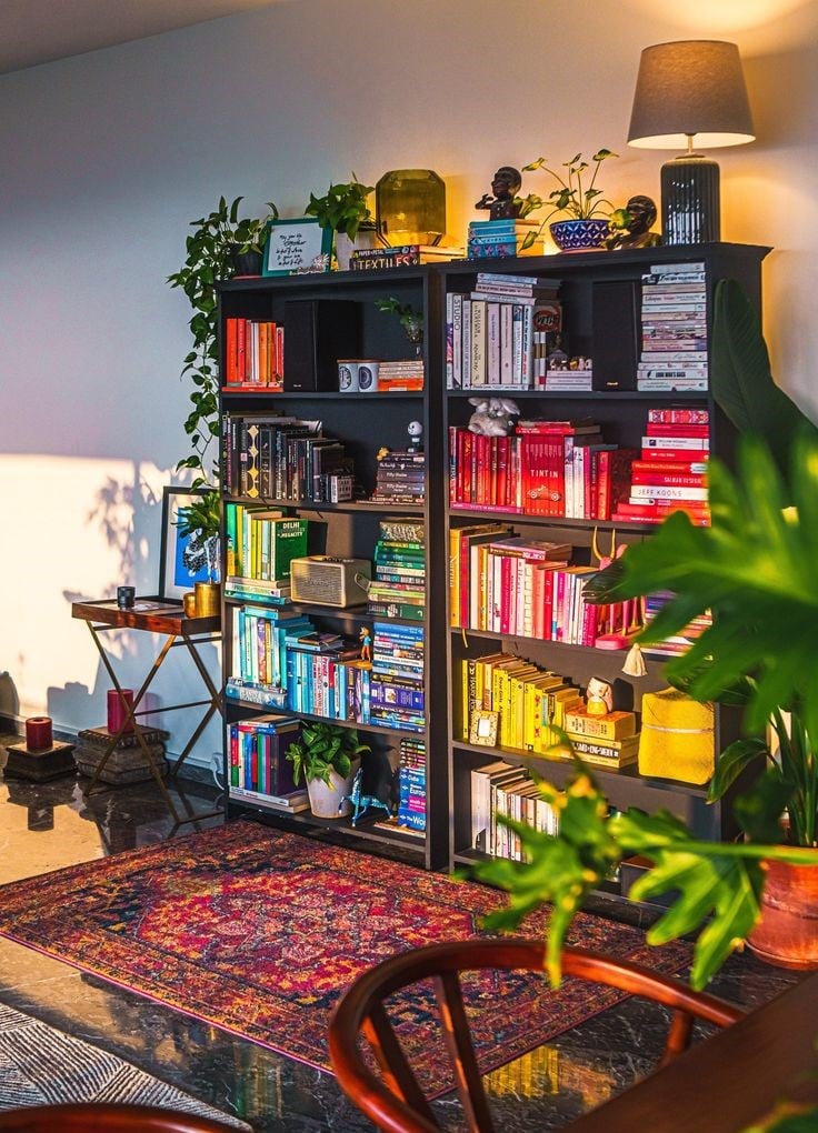Estante de livros na cor preta