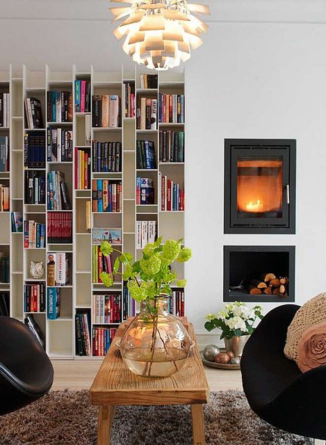 Estante vertical com nichos variados