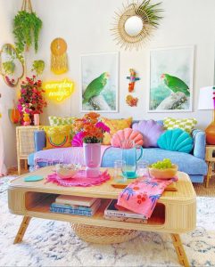Sala com mesa de centro e itens coloridos