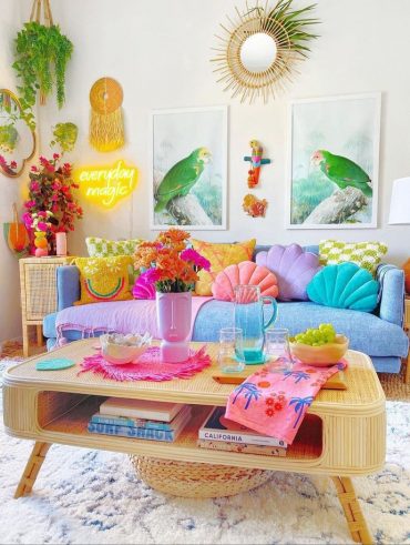 Sala com mesa de centro e itens coloridos