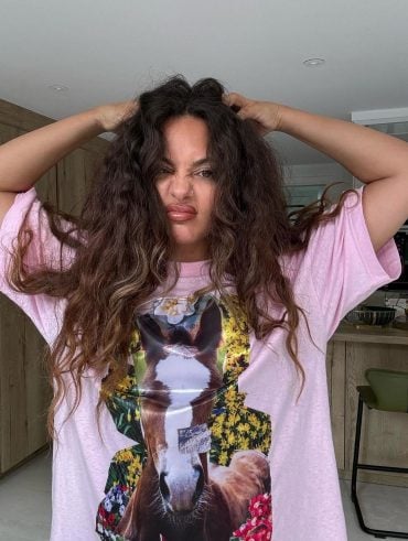 Jade Thrilwall com cabelo cacheado escuro