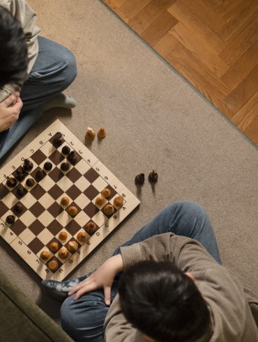 Duas pessoas em um jogo de xadrez