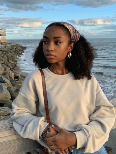Mulher negra com cabelo preto long bob e crespo