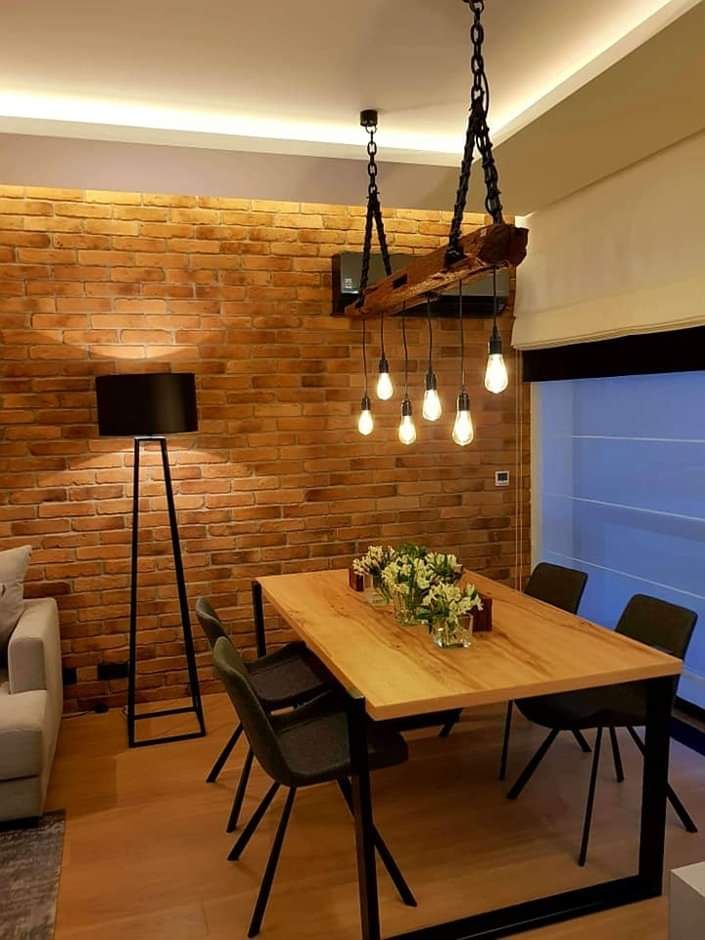 Sala de jantar em estilo industrial com luminária de chão