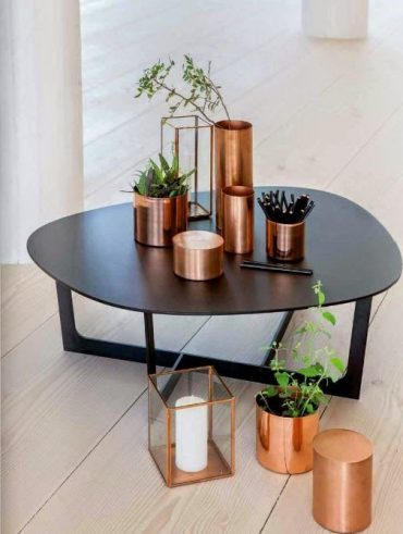 Mesa de centro com objetos em rosé gold