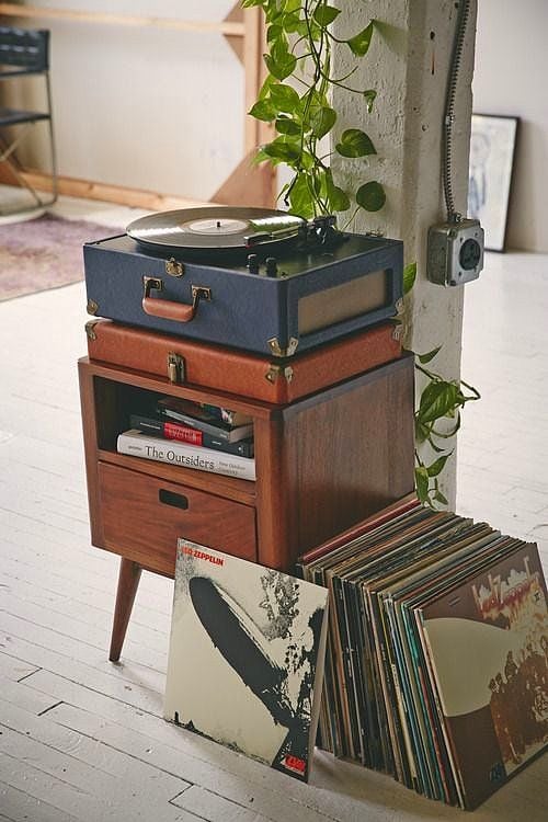 Vitrola vintage com discos