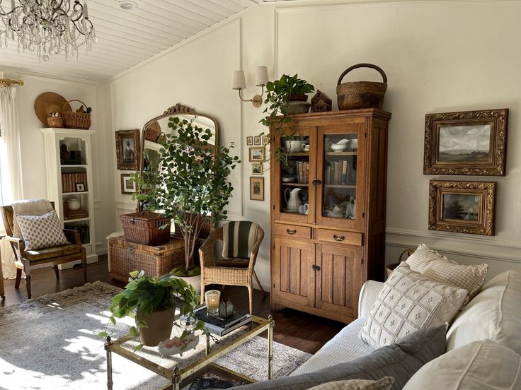 Sala de estar com cristaleira e cadeiras