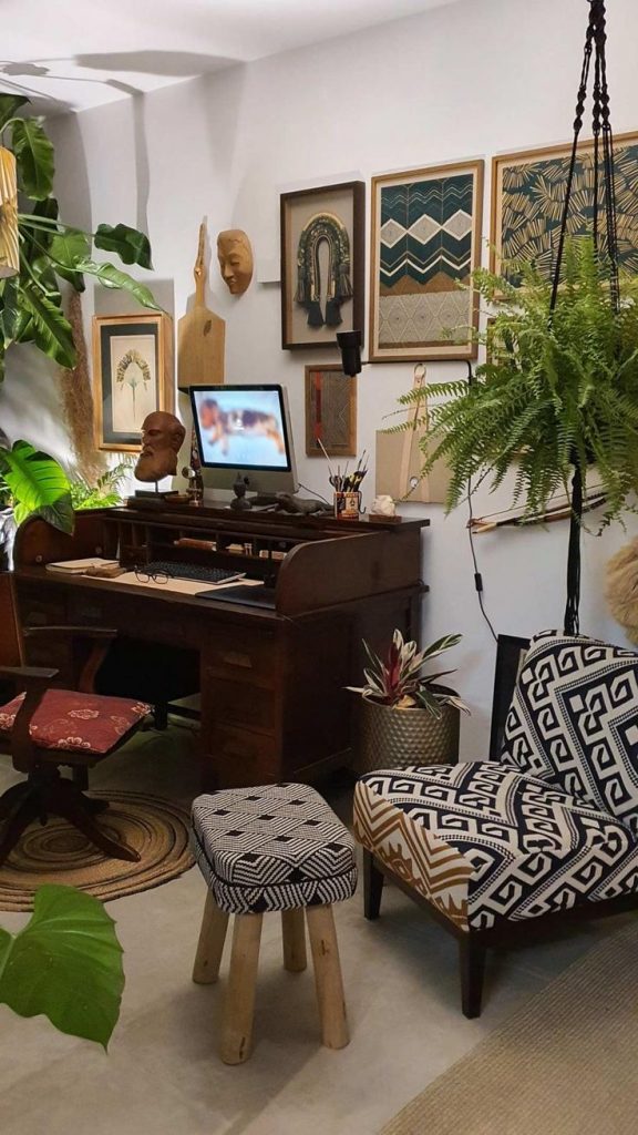 Ambiente com piano e quadros