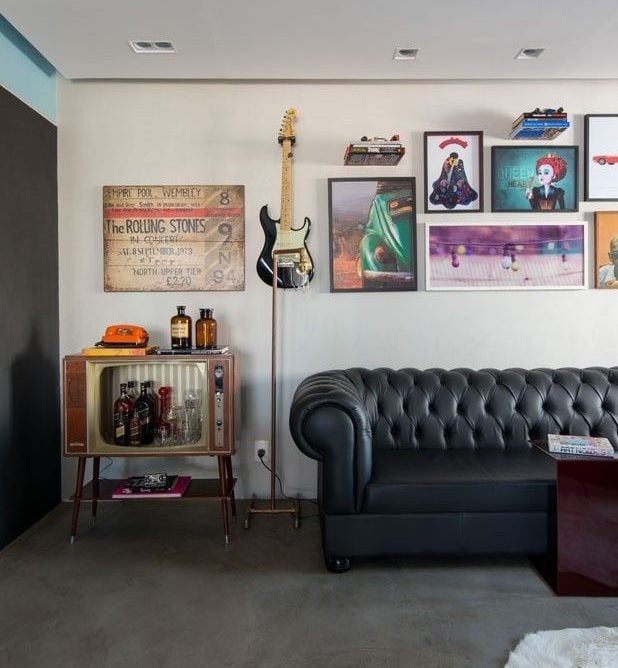 Sala com sofá e tv vintage