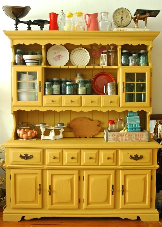 Armário amarelo de cozinha