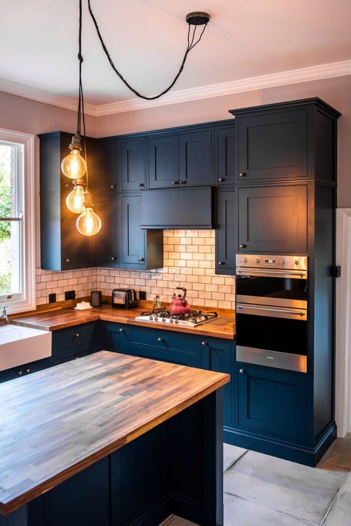 Cozinha azul com três pendentes