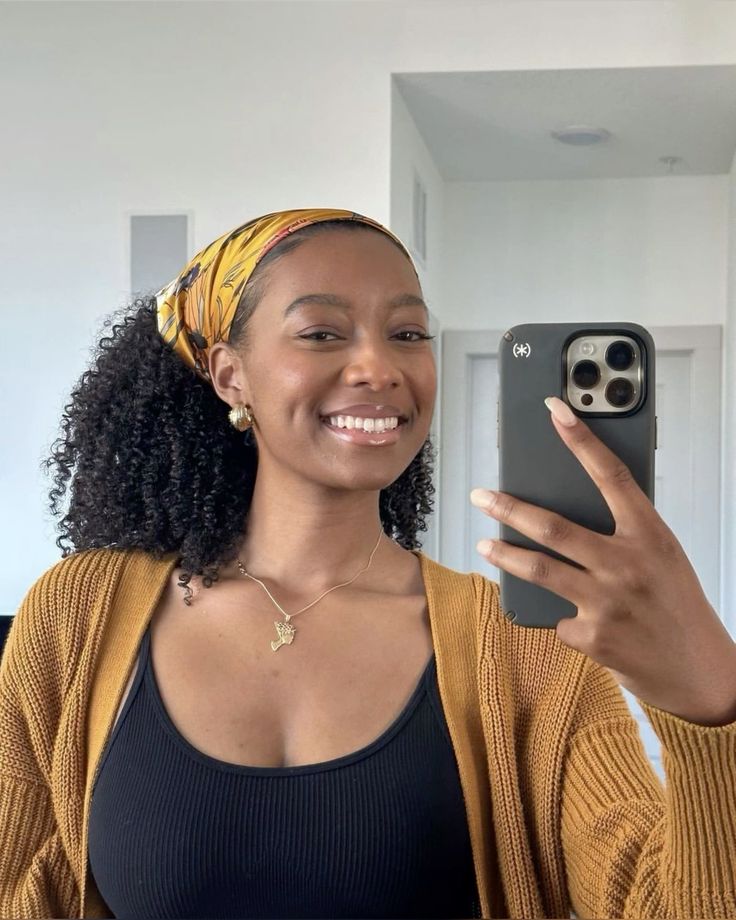 Mulher preta de cabelo cacheado com penteado no cabelo