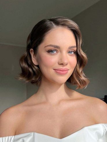 Mulher com cabelo curto, loiro, com penteado semipreso