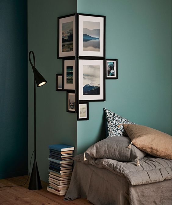 Parede azul com quadros nas duas quinas das paredes