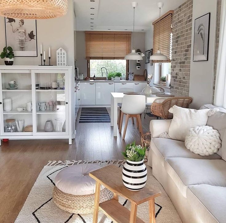 Sala e cozinha em tons neutros e amadeirados