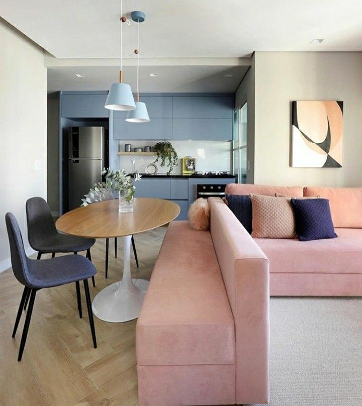Sala rosa e cozinha azul