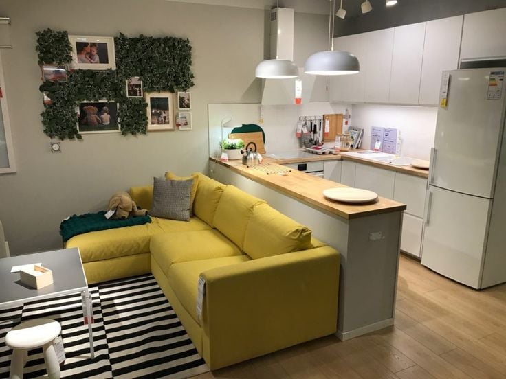 Sala com sofá amarelo e tapete listrado