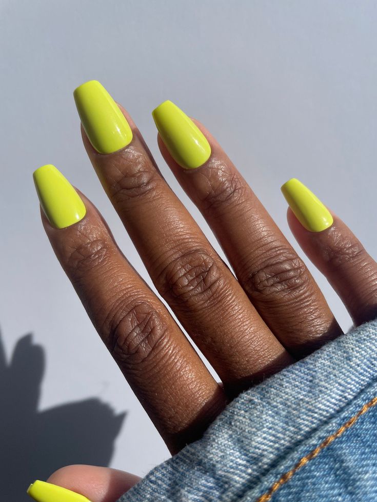 Mão negra com unha coffin verde neon