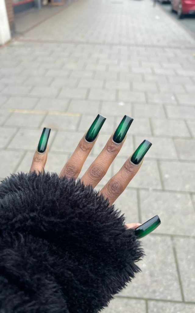 Mão negra com aura nail quadrada