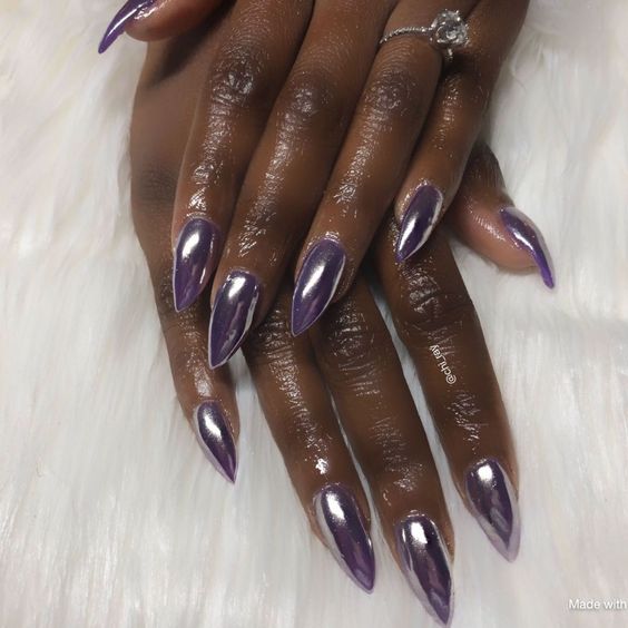 Mãos negras com anel sobrepostas, com unha stiletto