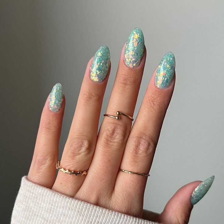 Unha com glitter é tendência: veja 14 ideias para se inspirar