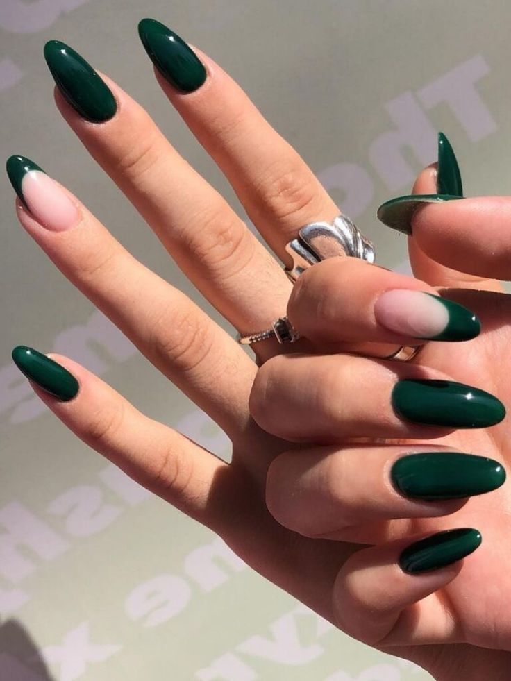 Mãos brancas com anéis e unha verde esmeralda com francesinha 