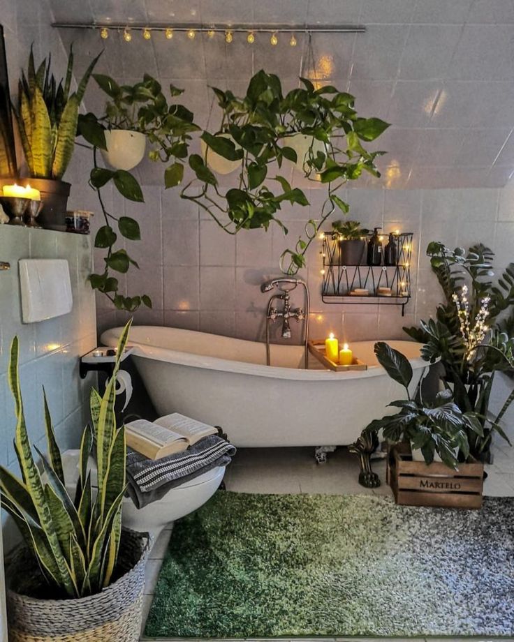 Banheiro com revestimento e banheira branca, velas e plantas