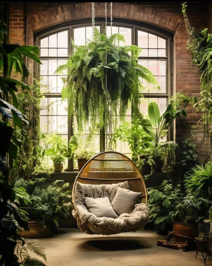 Espaço com balanço rodeado de plantas