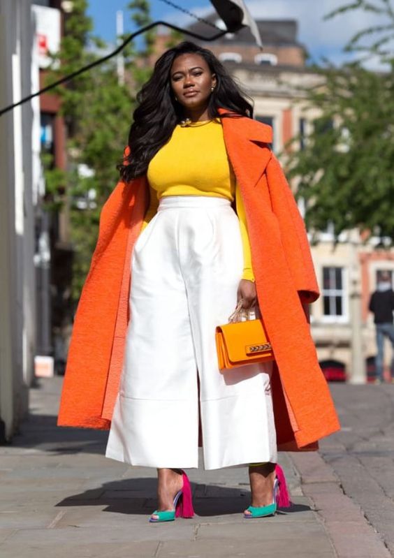 Looks com casaco laranja é tendência