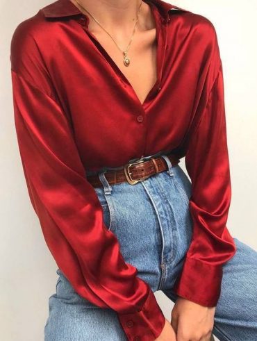 Look com camisa vermelha