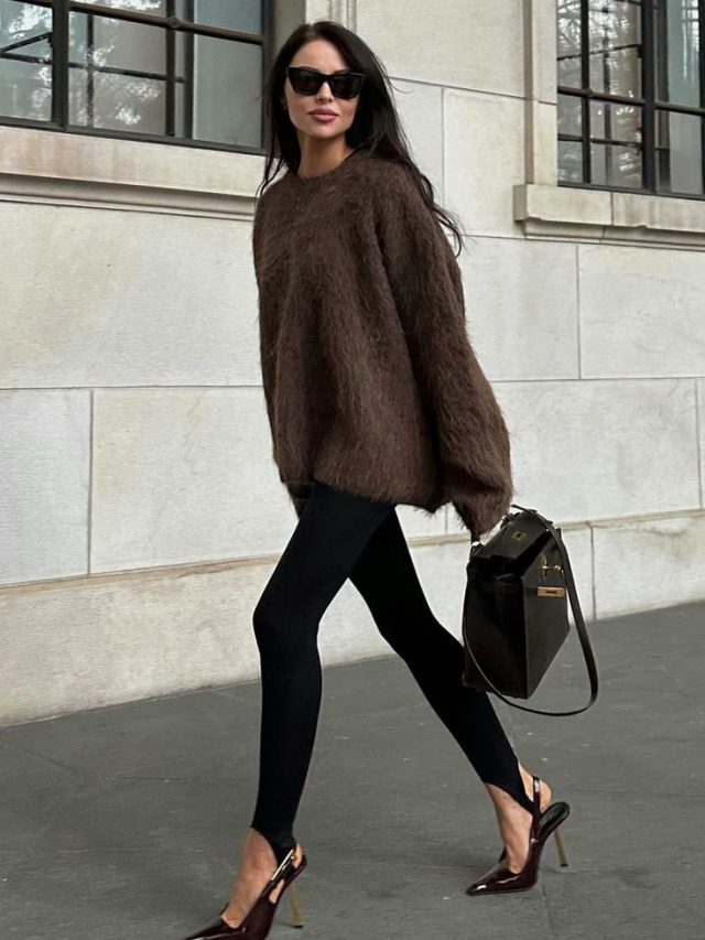 Kristina Alaren usando suéter marrom, legging fusô e slingback
