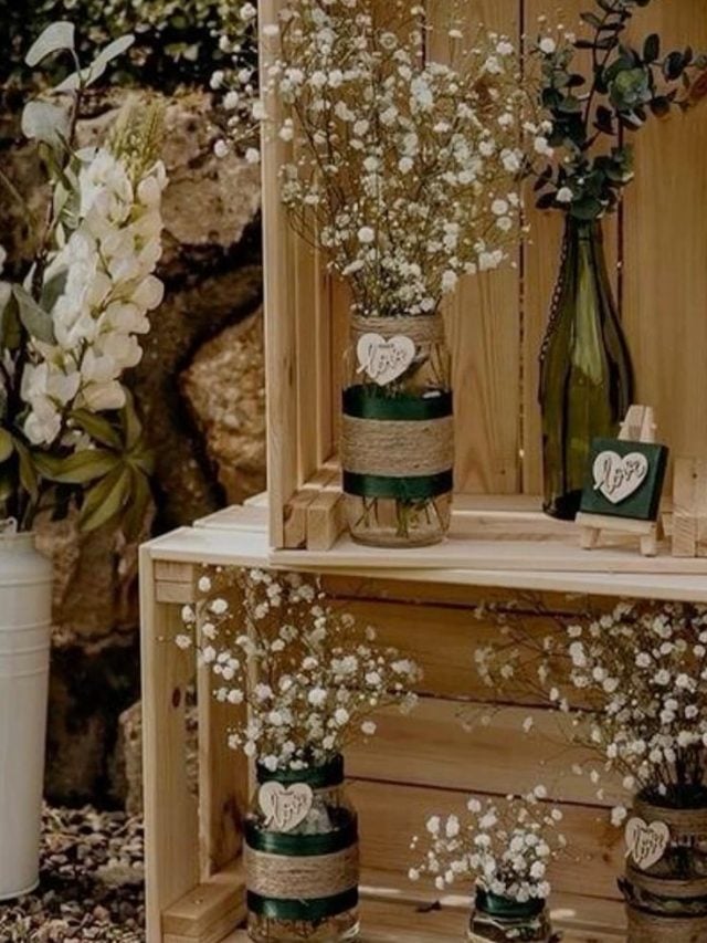 Caixotes com vasos e flores brancas