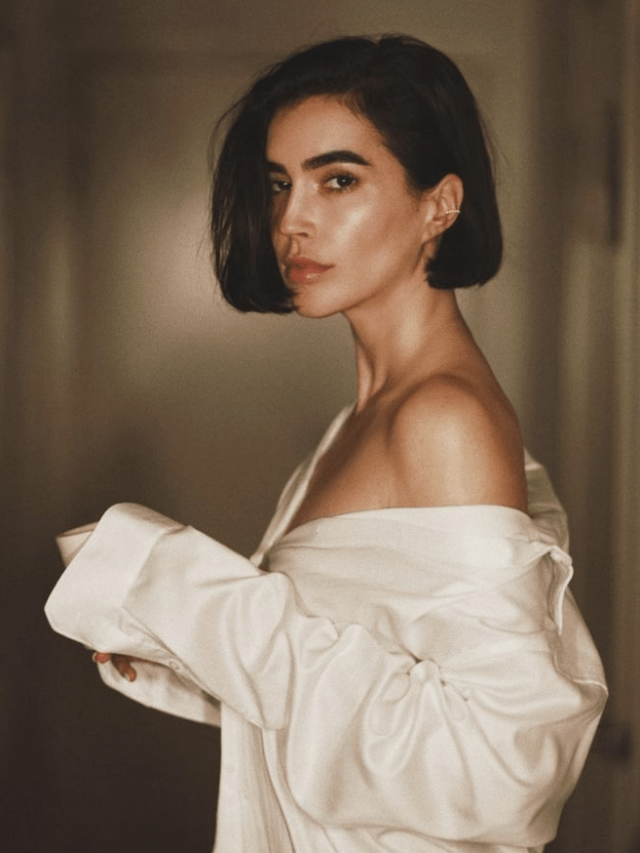 Mulher branca, com cabelo preto, com chanel reto