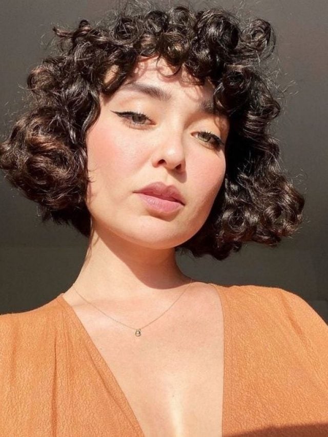 Mulher com corte de cabelo chanel romântico cacheado