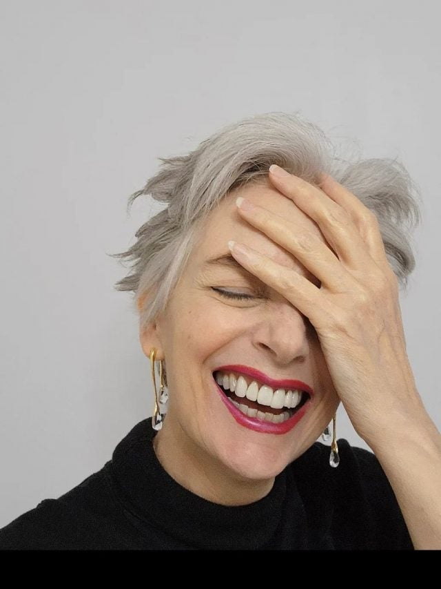 Mulher com 60 anos, com corte de cabelo curto, no formato bixie