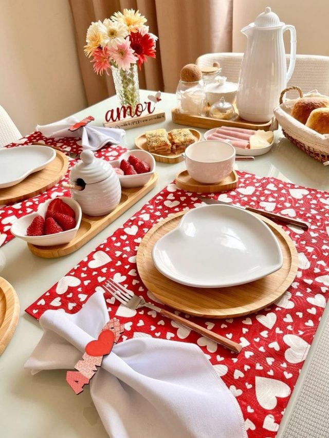 Mesa de café da manhã com jogo americano vermelho e corações brancos