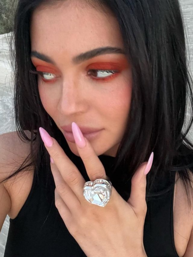 Kylie Jenner com sombra vermelha e unha stiletto rosada