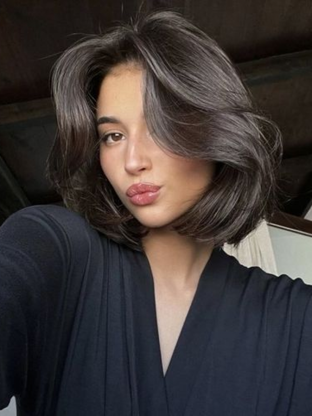Mulher com cabelo curto, preto, com penteado old money