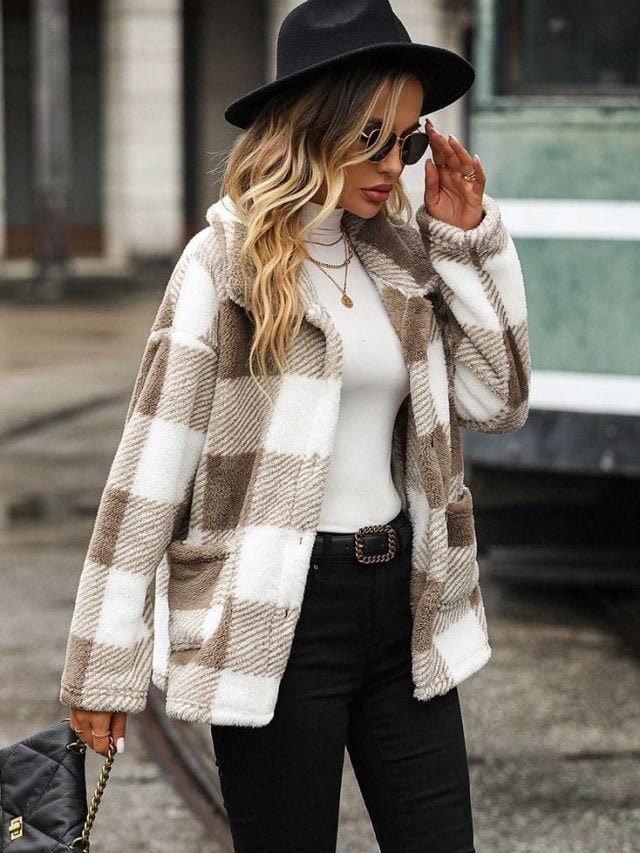 Look com casaco xadrez
